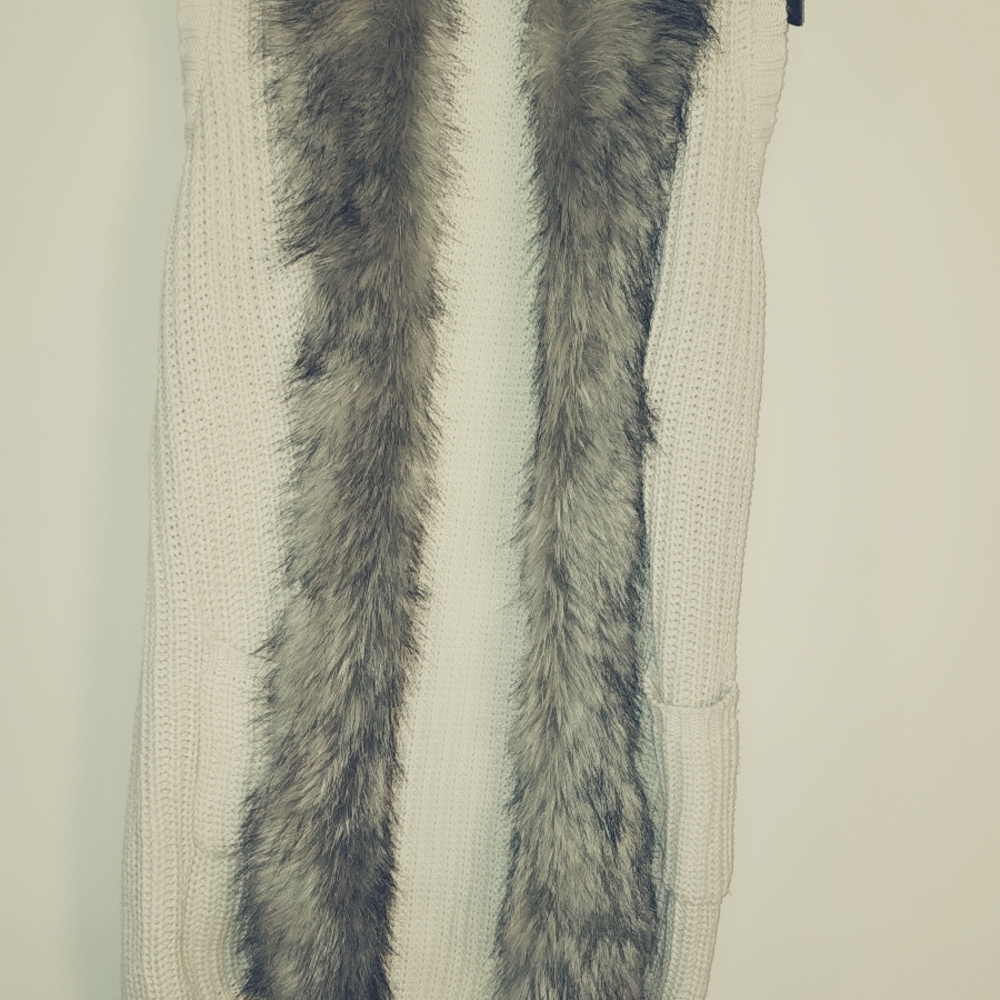Chic White Knit Sweater with Faux Fur Trim